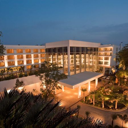 Radisson Blu Plaza Hotel Hyderabad Banjara Hills Exterior foto